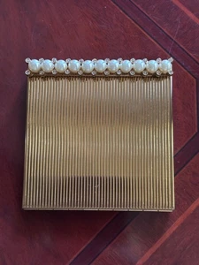 COMPACTO VINTAGE VOLUPTE TONO DORADO CON RECINTO DE PERLAS Y DIAMANTES DE IMITACIÓN NUNCA USADO - Imagen 1 de 9