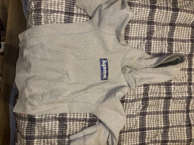 Sudadera con Capucha Supreme Azul Bandana Logo Caja Gris, Talla Mediana Foto 1 de 4