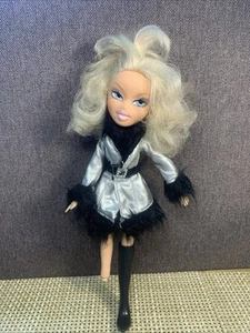 Bratz Cloe Blond Shorter Hair Blue Eyes Doll 2001 One Black Boot Silver Jacket - Picture 1 of 17