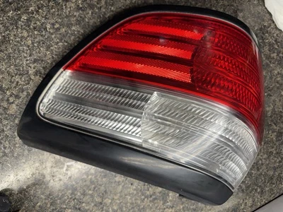 03 04 05 06 Subaru Baja EXTERIOR QTR MTD Luz Trasera Lámpara Derecha PASAJERO Lado OEM Foto 1 de 3