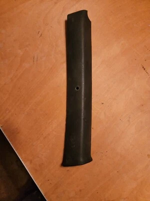 Raro Chevrolet Nova Apollo Omega 1973 1974 lado del pasajero diestro B pilar moldura Foto 1 de 4