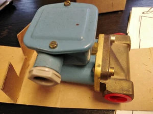 Valve Solenoid Danfoss Magnetventil EVD15 032U4003 84 1/2" 220 Volt 8 Watt NEU - Picture 1 of 3