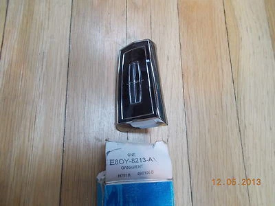 NOS 1988 1989 LINCOLN CONTINENTAL GRILL EMBLEM E8OY-8213-A - Imagem 1 de 3