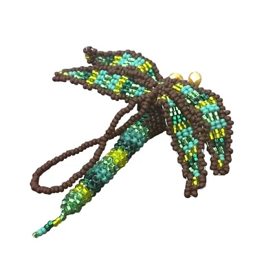Ornamento Espíritu de la Naturaleza - Libélula - Cuentas Semilla - Verde Amarillo Marrón Foto 1 de 3