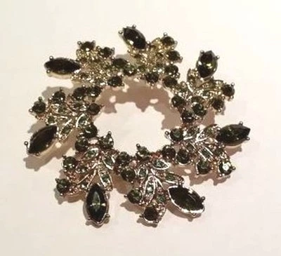 Broche prendedor Napier verde estrás con corona circular aspecto vintage tono dorado con caja Foto 1 de 4