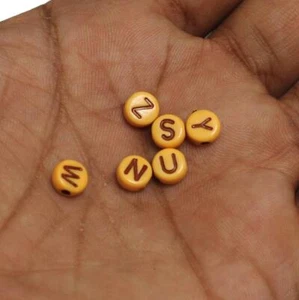500 piezas, cuentas acrílicas redondas de 6 mm con letras del alfabeto de la A a la Z - Imagen 1 de 7