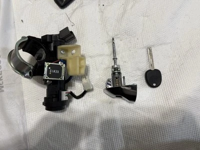 2011-2015 Kia Sorento  Key Ignition Cylinder And Door Cylinder With Key OEM - Image 1 of 4