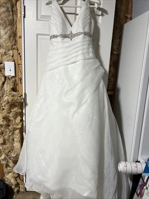 Aire Barcelona 无袖 V 领婚纱礼服,腰围装饰 — 第 1/4 张图片