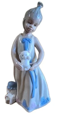 CHICA ARTESANAL SOSTENIENDO OSO DE PELUCHE FIGURA CERÁMICA DETALLES AZULES HECHOS EN CHINA Foto 1 de 4