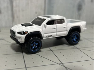 Hot Wheels '20 Toyota Tacoma White LOOSE - Picture 1 of 7