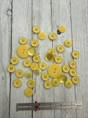 LOTE DE BOTONES AMARILLOS VARIOS TAMAÑOS Y TIPOS Foto 1 de 4