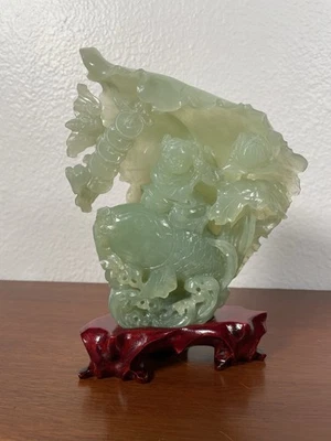 Escultura tallada en jade verde natural con soporte vintage Foto 1 de 4