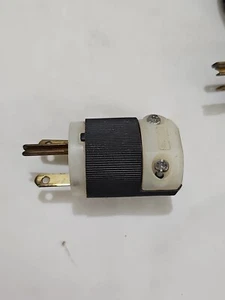 Enchufe de hoja recta Hubbell GRADO INDUSTRIAL NEMA 6-15P 15A 250V a granel HBL5666CM2 - Imagen 1 de 6