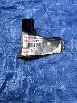 2009-2010 Toyota Highlander fender bracket front 53257-0E040 hem - Image 1 of 2