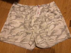 NWT Vineyard Vines Pull On Everyday Shorts Women Size LARGE Camo Pina Colada $75 - Picture 1 of 3