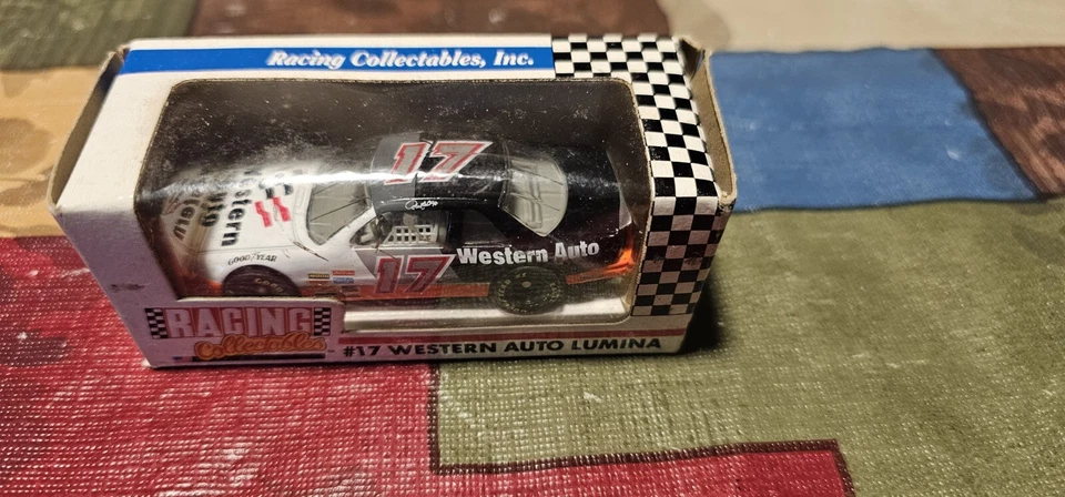 Darrell Waltrip #17 Western Auto Lumina 1/64 Racing Collectables 1992 Foto 1 de 1