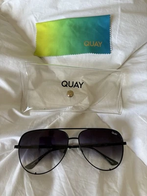 Gafas de sol Quay High Key negras de aviador con lentes degradadas Foto 1 de 4