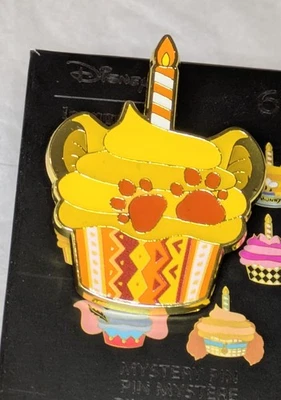 Prendedor Loungefly Personaje Disney Cupcakes Caja Ciega Esmalte Rey León Simba -Abierto Foto 1 de 4