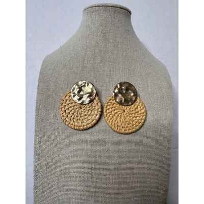 Pendientes colgantes Anthropologie disco de mimbre cesta de ratán círculo dorado playero  Foto 1 de 4