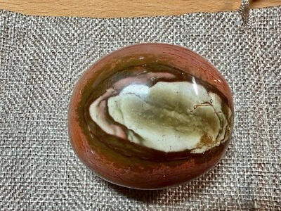 GROS GALET DE JASPE POLYCHROME POLI - MADAGASCAR - 5,9 x 5,2 cm - 143 g - Photo 1/2