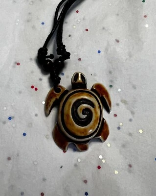 Collar Ajustable Tortuga Marina Marrón Diseño Espiral Tribal Resina Madera Colgante Foto 1 de 4
