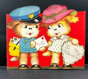 Vintage Valentinskarte Postbote Welpe Hund Liebesbrief anthropomorph Junge & Mädchen  - Bild 1 von 6