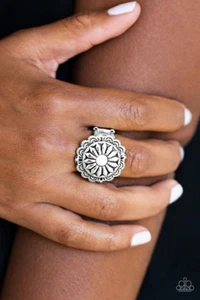 Paparazzi: Daringly Daisy - White Ring - Picture 1 of 2