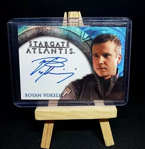 2005 Stargate: Atlantis Season 1 Auto Boyan Vukelic as Sgt Stackhouse Autograph - Picture 1 of 2