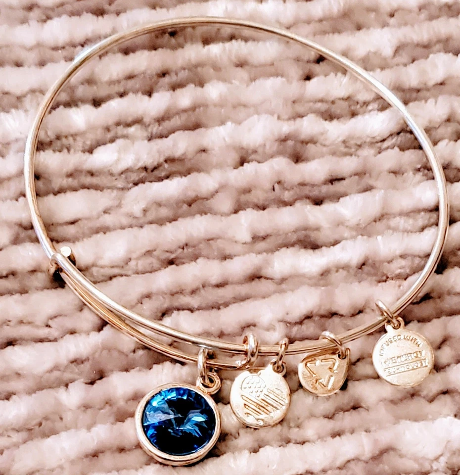 Brazalete piedra natal de septiembre Alex & Ani. Tan hermoso cualquiera puede usarlo 💙 Foto 1 de 2
