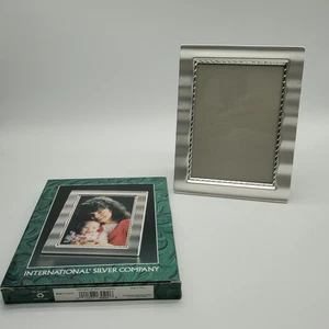 International Silver Co. Silver Plated 5x7 Photo Frame - Picture 1 of 8