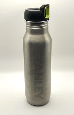 Botella de agua de acero inoxidable Stanley tapa atornillable 24 oz Foto 1 de 4