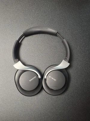 Shure Aonic 40 Wireless Noise-Canceling Headphones Case, charging cable - Image 1 of 4