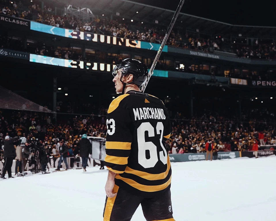 Foto de Brad Marchand Salutes Crowd 2023 clásico de invierno Boston Bruins 8x10 NHL Foto 1 de 1