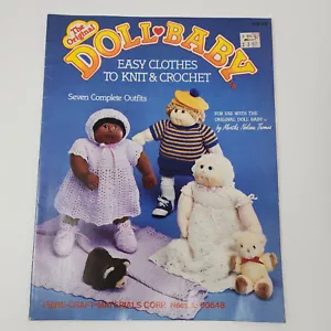 Vintage 1984 Faserhandwerk Puppe Baby Kleidungsmuster Buch 7 Outfits zum Stricken & Häkeln - Bild 1 von 9