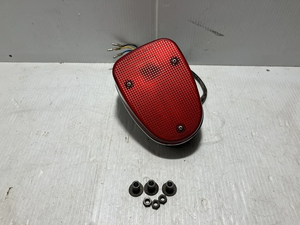 Luz trasera Yamaha Royal Star 1300 1997 (fabricante de equipos originales) Foto 1 de 4