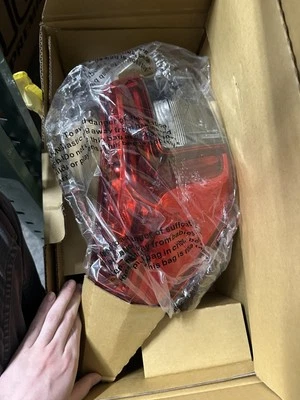 Luz trasera LED lateral del conductor para Honda Civic Sedán 2022-2024 33550T20A01 Foto 1 de 2