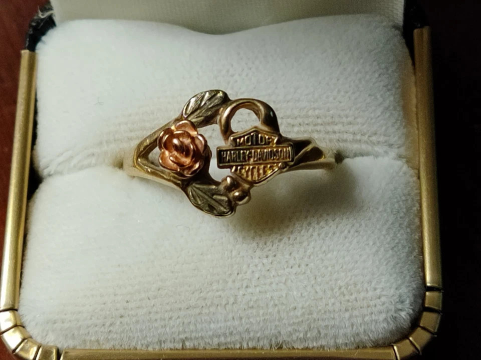 Anillo Harley-Davidson de oro de 10 K para dama Foto 1 de 4