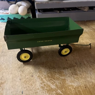 Vagón de juguete John Deere vintage de metal verde con ruedas amarillas - coleccionable Foto 1 de 4