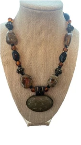 Collar Chico’s Bead and Esmalte Ornamentado Distintivo  - Imagen 1 de 10