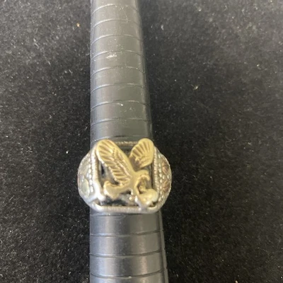Anillo de hombre de ley y ónix espalda abierta con águila de 10k y hojas talla 8 Foto 1 de 4