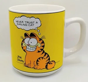 Vintage Garfield Ceramic Mug "Never Trust A Smiling Cat" Yellow Jim Davis Ensco - Picture 1 of 6