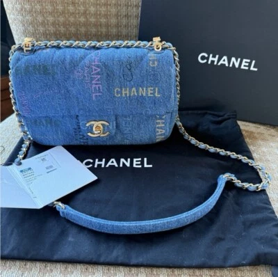 Bolsa tiracolo 22P Chanel clássica azul estampada denim pequena aba dourada HW - Imagem 1 de 4
