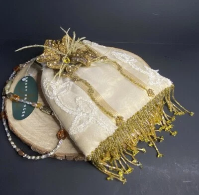 Bolso de Cuentas Mary Frances con Correa de Hombro con Cuentas, Flor con Plumas, Flecos  Foto 1 de 4