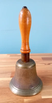 Antique George V Brass School Playground Hand Bell with Wooden Oak Handle c.1920 - Image 1 of 4