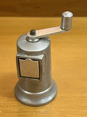 Molinillo de pimienta Perfex vintage años 50 hecho en Francia aluminio fundido Foto 1 de 4