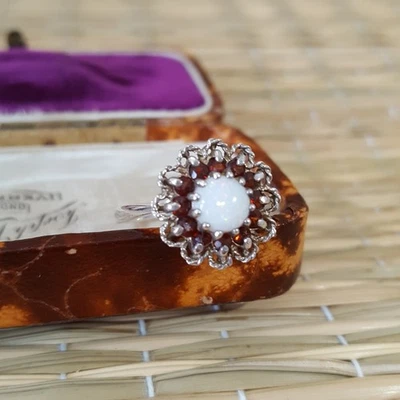 Anillo vintage de plata de ley 925, anillo de ópalo y granate rojo, tamaño O.5 EE. UU. 7.5, 1977 Foto 1 de 4