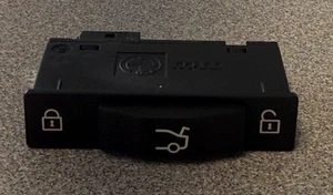06-08 BMW E90 3 SERIES TRUNK RELEASE SWITCH BUTTON 61.31-8 379 766 USED OEM - Bild 1 von 8