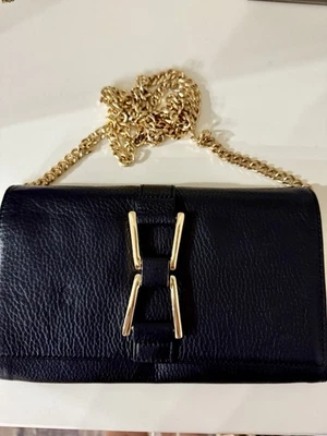 Bolso sin asas Sam Edelman bandolera de cuero negro cadena dorada 9 x 5 x 1 -EC Foto 1 de 4