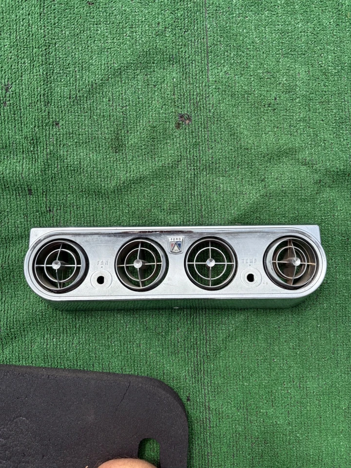 1964 1965 Mustang under dash air conditioning face with vents 64 65 A/C Foto 1 de 4