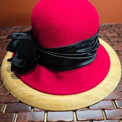Chapéu Cloche Feminino Jenny Buchanan Lã Vermelha com Cetim e Flor de Veludo NOVO com etiquetas - Imagem 1 de 4